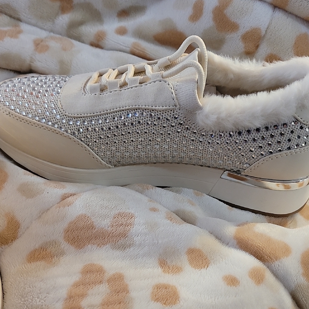 Kenneth Cole Reaction White and Silver Sneakers 7 1/2 WIDE WIDTH
